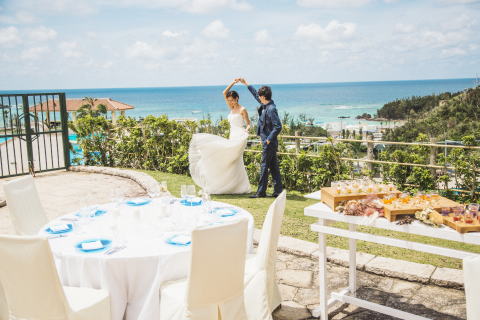 名護の丘の上、きらめく青い海に臨む美しいチャペルは、彼方のニラカナイから神々の祝福が届けられたかのような、自然のやさしさにあふれていてウェディングフォトにとても人気です。。